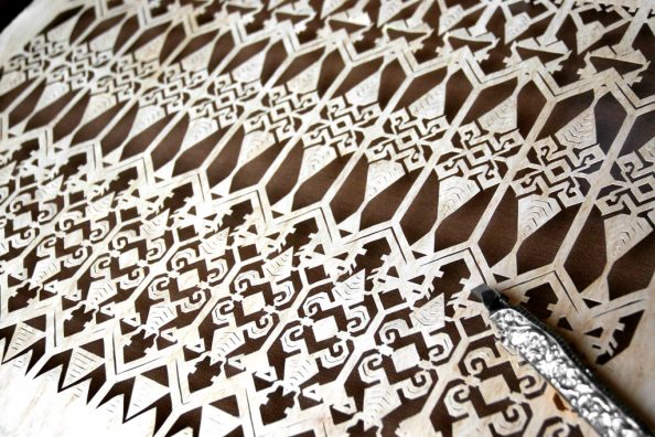 Cutteristic – Motif Kuno Indonesia 10 Tenun Lombok Subhanale Cutteristic adalah seni memotong kertas menggunakan cutter, yang mengaplikasikan motif-motif kuno tradisional Indonesia yang selama ini kita temukan di kain, untuk diolah ke medium baru, yaitu paper cutting.