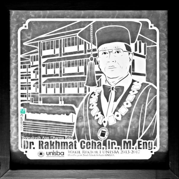 cutteristic – kado Pesiun Wakil Rektor Universitas Islam Bandung Rahmat Ceha Souvenir perusahaan unik dari laser cutting untuk acara eksklusif