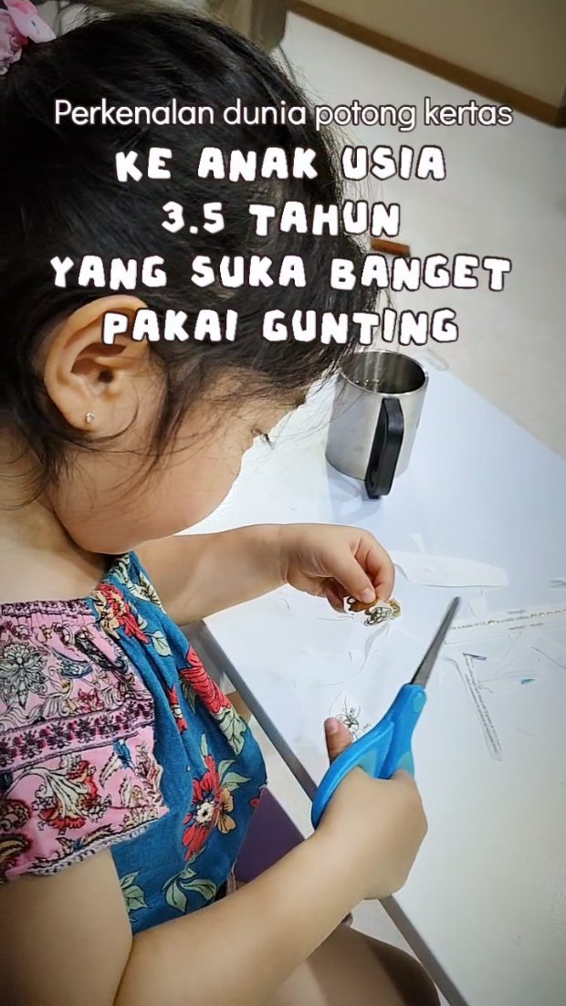 Ternyata dia lagi sibuk potong gambar teko kopi ini, kecil2 amat. Sy langsung mikir 'ya ampunn ni anak bener2 gen gue ya, demennya motong yg susah2".

Apakah sy mau dia mengikuti jejak saya sebagai seniman kertas, ga juga. Siapa tau dia punya bakat yang lebih besar dari saya untuk menjadi 'dirinya'.

Kalian punya cerita apa tentang talenta orang tua yang ternyata menurun ke anak? 🐣

#papercut #papercutting #kidsscissors #kidscissors #guntinganak
