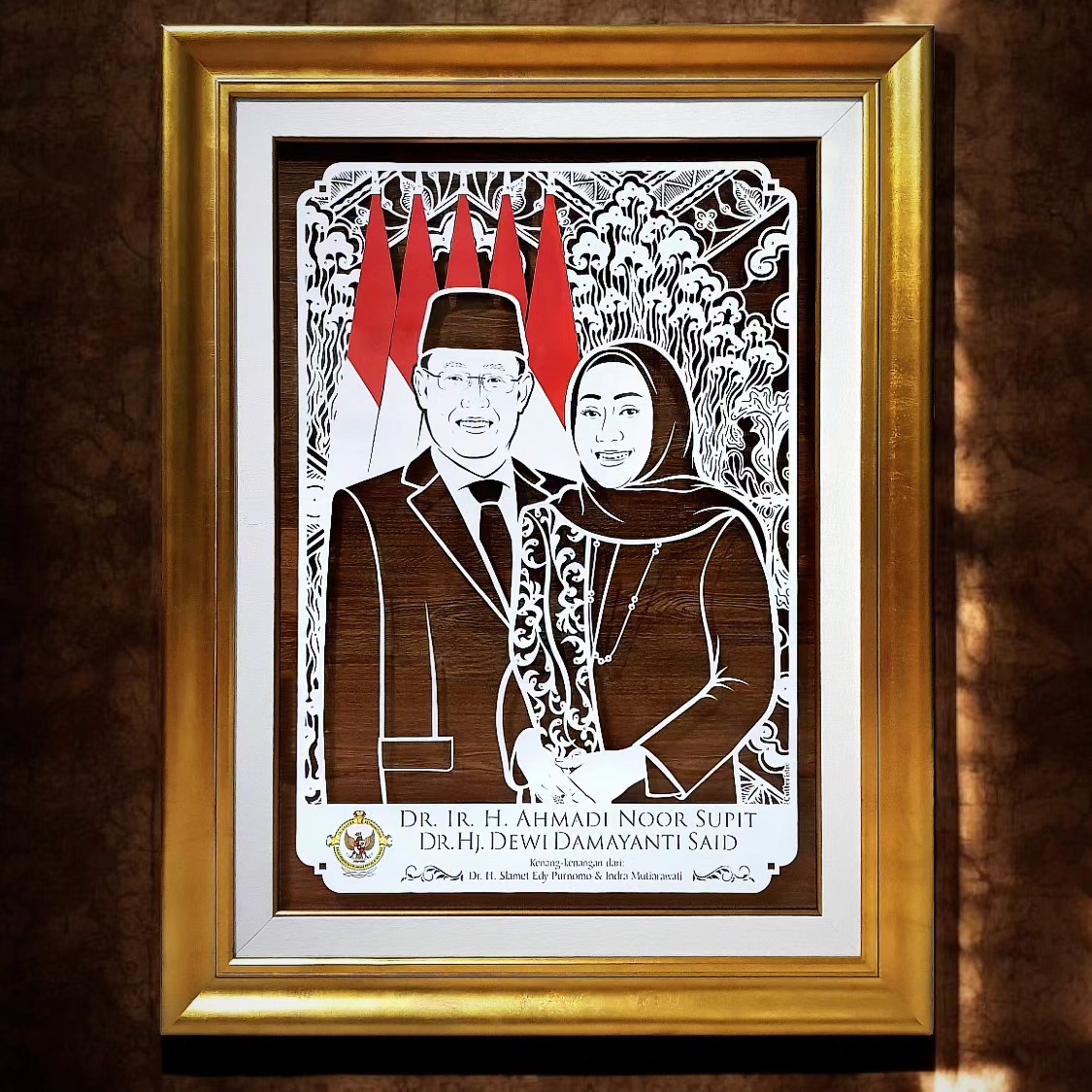 Bapak Dr. Ir. H. Ahmadi Noor Supit & Ibu Dr. Hj. Dewi Damayanti Said
Anggota V Badan Pemeriksa Keuangan RI (BPK)

Bingkai eksklusif Gold - Canvas
97x127 cm

#kadounik #kadosketsa #kadojakarta #kadoeksklusif #kadopejabat #sketsawajah #papercut #papercutart #papercutting